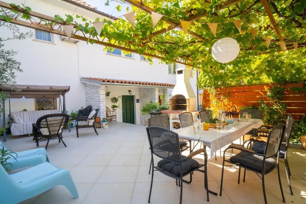 Spacious Apartment By The Sea 8+4 Pula