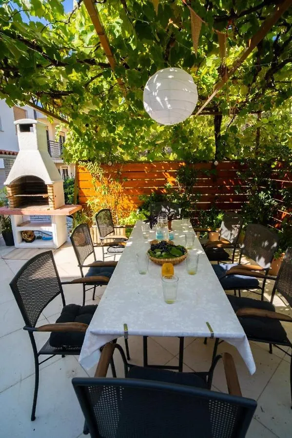 Spacious Apartment By The Sea 8+4 PUY
