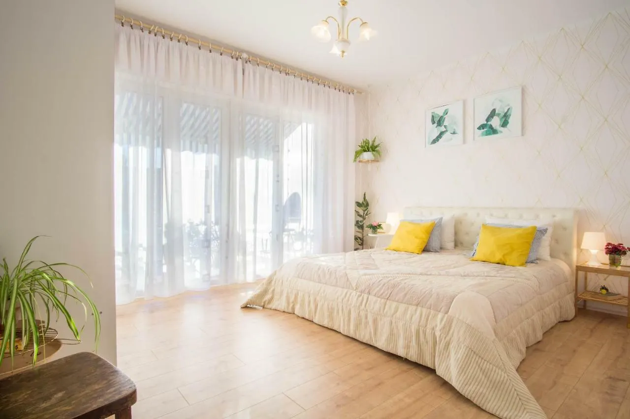 Spacious Apartment By The Sea 8+4 Pula
