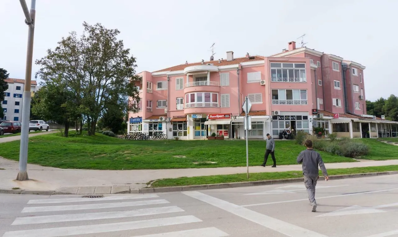 Spacious Apartment By The Sea 8+4 Pula